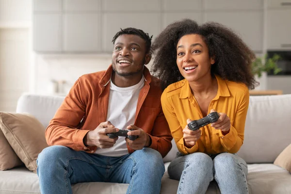 Счастливая Чернокожая Молодая Пара Играет Видеоигры Выходным Наслаждаясь Цифровым Отдыхом — стоковое фото