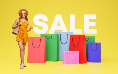 Harika bir alışveriş teklifi. Renkli alışveriş çantalarının yanında duran şık, şık, genç, sarışın bir kadın. Ve sarı stüdyo arka planında büyük bir kelime satışı. Kolaj, tam boy