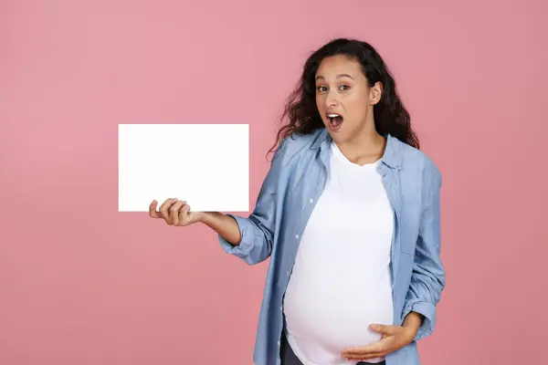 Συναρπαστική Προσφορά Για Τις Γυναίκες Σοκαρισμένη Νεαρή Όμορφη Έγκυος Γυναίκα — Φωτογραφία Αρχείου