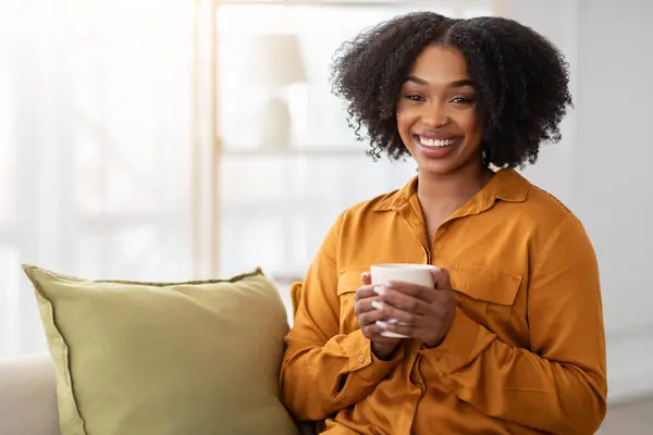 Sonriente Joven Afroamericana Mujer Disfrutar Taza Café Las Manos Tiempo — Foto de Stock