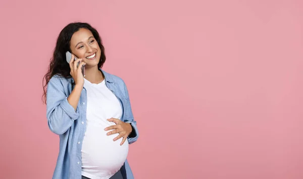 Θετική Ελκυστική Νεαρή Γυναίκα Expectant Μιλάμε Στο Τηλέφωνο Σύζυγό Της — Φωτογραφία Αρχείου