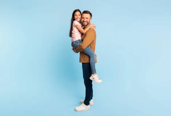 Miglior Papà Happy Little Daughter Abbracciando Suo Padre Mentre Tiene — Foto Stock