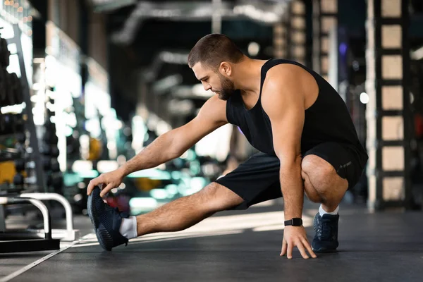 Handsome Young Man Black Athletic Wear Performing Leg Stretch Workout — Stock Photo, Image