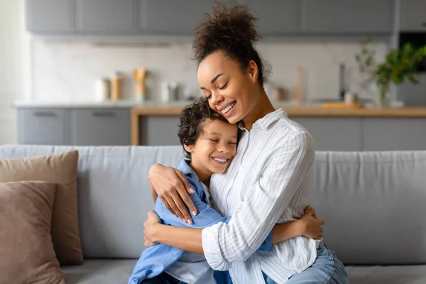 Glädjefylld Afrikansk Amerikansk Mor Omfamnar Sin Lilla Son Med Kärleksfull — Stockfoto