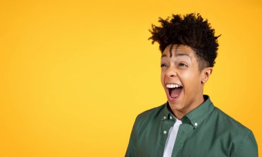 Heyecanlı, şık, yakışıklı, bin yıllık siyahi adam reklam ve çığlıklar için boş fotokopi alanına bakıyor. İnanılmaz teklifleri veya anlaşmaları kontrol ediyor. Panorama, sarı stüdyo geçmişi.