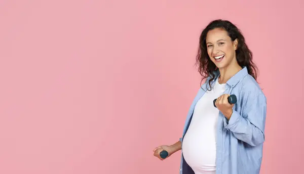 Χαμογελώντας Έγκυος Κυρία Άσκηση Βαράκια Κοιτάζοντας Κάμερα Και Χαμογελώντας Πανόραμα — Φωτογραφία Αρχείου