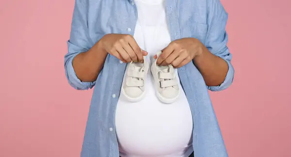 Oříznuté Těhotné Ženy Drží Roztomilé Bílé Malé Boty Pro Nenarozené — Stock fotografie
