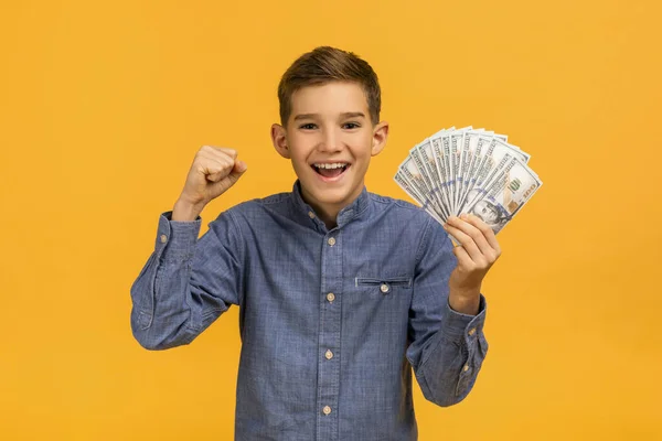 Radostný Dospívající Chlapec Džínové Košili Triumfálně Zvedá Pěst Zatímco Drží — Stock fotografie