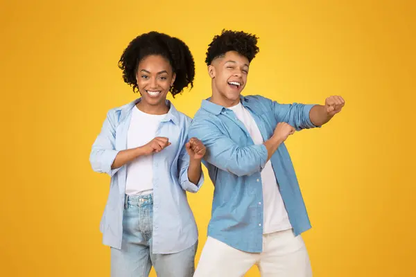 Két Vidám Afro Amerikai Tinédzser Táncol Fiatal Nővel Világoskék Ingben — Stock Fotó