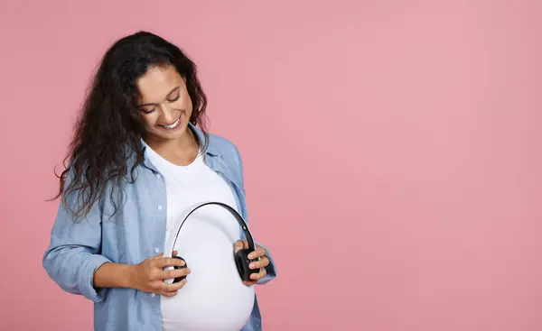 Εγκυμοσύνη Και Μουσική Χαμογελώντας Έγκυος Κυρία Κρατώντας Ακουστικά Κοντά Στην — Φωτογραφία Αρχείου