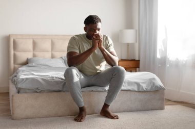 Erkek Depresyonu Konusu. Mutsuz siyahi genç adam evde, yatak odasında yalnız başına yatmayı düşünüyor. Olumsuz Düşünceler ve Akıl Sağlığı Sorunları kavramı