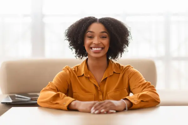 Sonriendo Bastante Rizado Joven Afroamericana Dama Sentarse Mesa Disfrutar Del — Foto de Stock