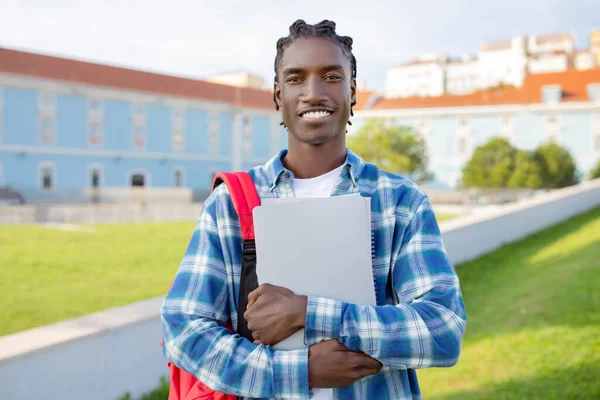 Jonge Zwarte Man Poseert Met Boeken Laptop Het Campuspark Portret — Stockfoto