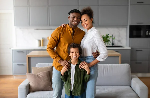 Radiante Retrato Familia Afroamericana Con Madre Padre Hijo Sonriendo Calurosamente —  Fotos de Stock
