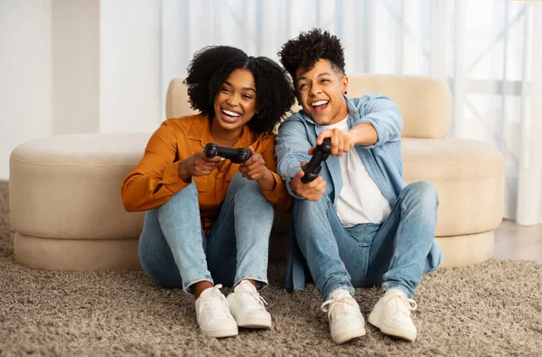 Zwei Fröhliche Afrikanisch Amerikanische Junge Leute Sitzen Auf Dem Teppich — Stockfoto