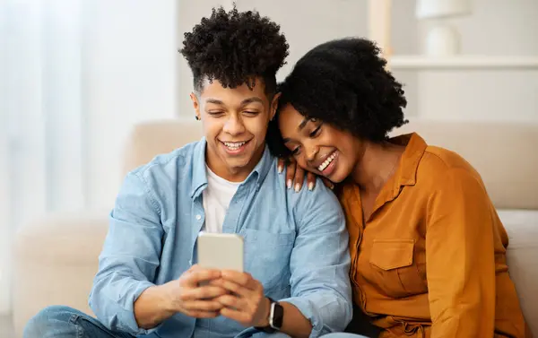 Ein Fröhliches Afrikanisch Amerikanisches Paar Teilt Einen Warmen Liebevollen Moment — Stockfoto