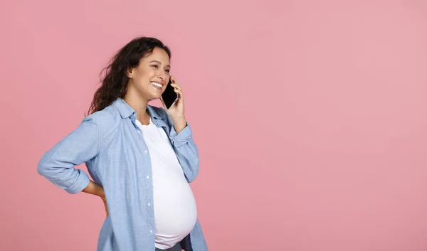 Šťastná Mladá Těhotná Žena Sobě Ležérní Oblečení Mít Telefonní Rozhovor — Stock fotografie
