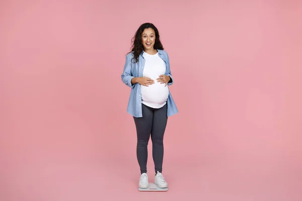 Junge Frau Mit Dickem Bauch Die Ihr Schwangeres Gewicht Misst — Stockfoto