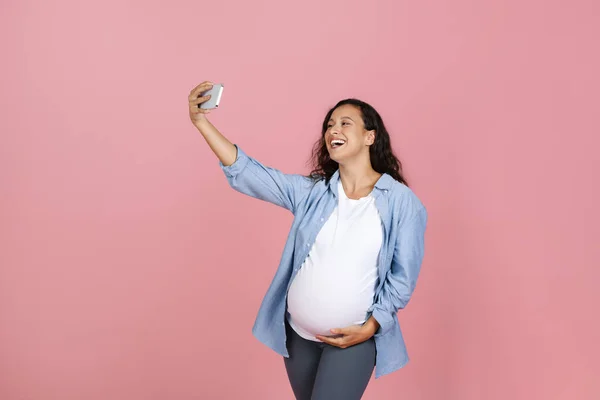Feliz Hermosa Joven Embarazada Con Gran Barriga Tomar Selfie Teléfono — Foto de Stock