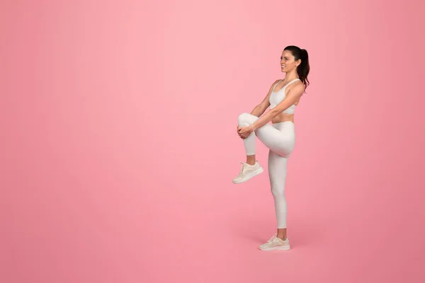 Fröhliche Kaukasische Millennial Frau Weißer Sportbekleidung Die Das Bein Streckt — Stockfoto