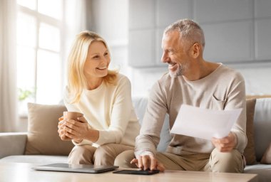 Mutlu kıdemli eşler evlerinden internet faturalarını ödüyor, bilgisayarlarının önünde oturmuş, internet bankacılığının keyfini çıkarıyorlar, rahat stüdyo dairelerinin içini, fotokopilerini çekiyorlar.