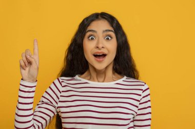 Uzun saçlı, pozitif, güzel Hintli bir kadından esinlendim. Eureka hareketini gösteriyor. Parmağını kaldırıyor ve bağırıyor.