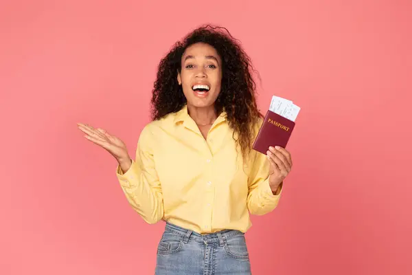 Spännande Svart Kvinna Strålande Lycka Hålla Hennes Pass Och Flygbiljetter — Stockfoto