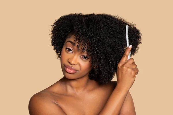Pensive Junge Schwarze Frau Kämmt Ihr Dichtes Gelocktes Haar Mit — Stockfoto