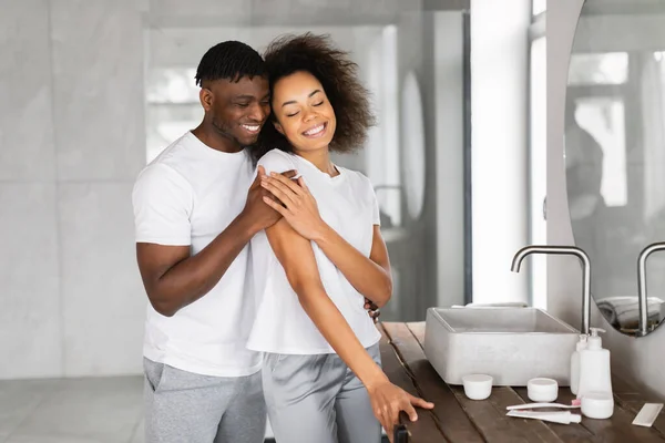Sevgi Dolu Siyah Koca Mutlu Güzel Karısına Sarılıyor Modern Banyoda — Stok fotoğraf
