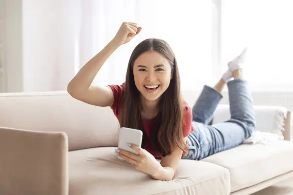 Überglückliche Junge Asiatin Mit Smartphone Die Hause Erfolge Feiert Fröhliche — Stockfoto