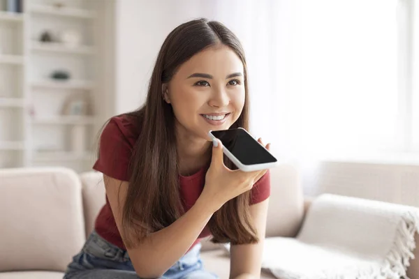 Glückliche Asiatin Mit Virtuellem Sprachassistenten Auf Dem Smartphone Hause Lächelnde — Stockfoto
