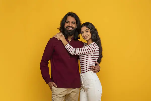 Happy Young Indian Man Woman Embracing Yellow Studio Background Smiling — Stock Photo, Image