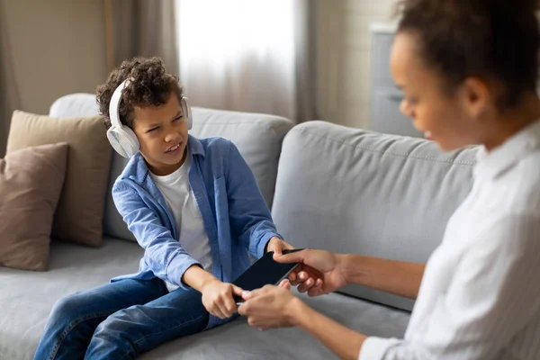 Mother Attempts Take Tablet Her Young Son Who Seems Reluctant — Stock Photo, Image