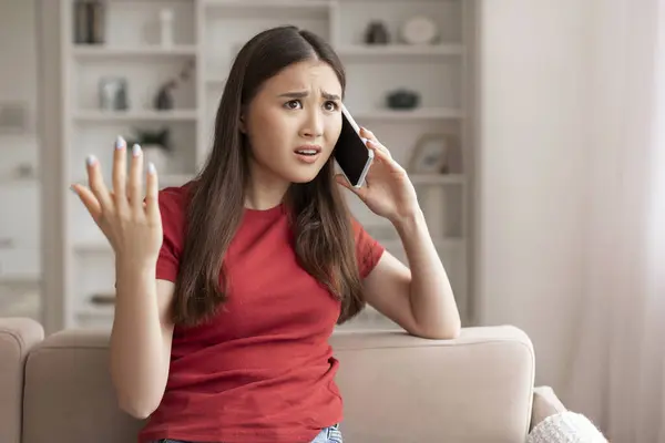 Perplexed Young Asian Woman Gesturing Her Hand While Talking Phone — Stock Photo, Image