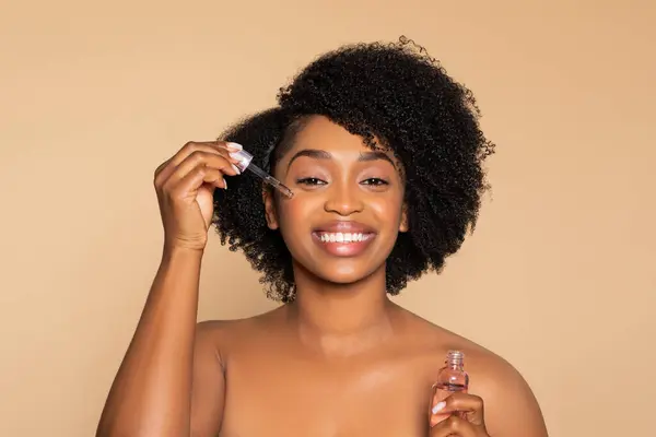 Zářící Mladá Africká Americká Žena Kudrnatými Vlasy Vesele Nanáší Transparentní — Stock fotografie