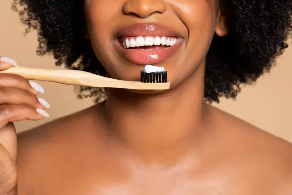 Detailní Pohled Zářivě Usmívající Černošku Která Chystá Vyčistit Zuby Bambusovým — Stock fotografie