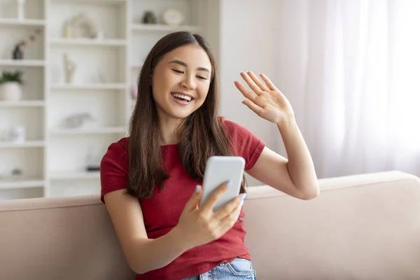 Mujer Asiática Joven Radiante Disfrutando Videollamada Teléfono Inteligente Señora Coreana —  Fotos de Stock