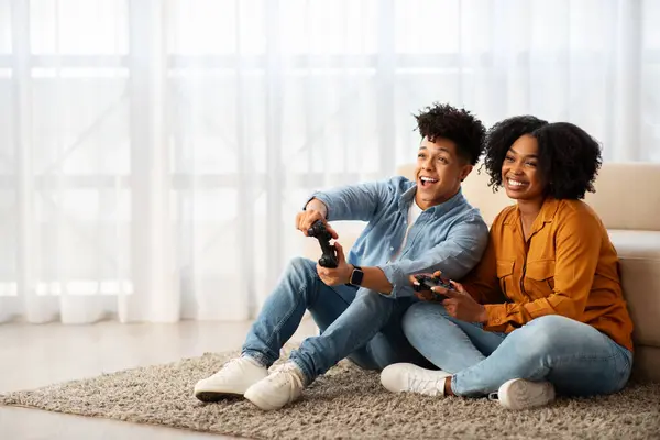 Ein Fröhliches Afrikanisch Amerikanisches Junges Paar Genießt Einen Verspielten Moment — Stockfoto