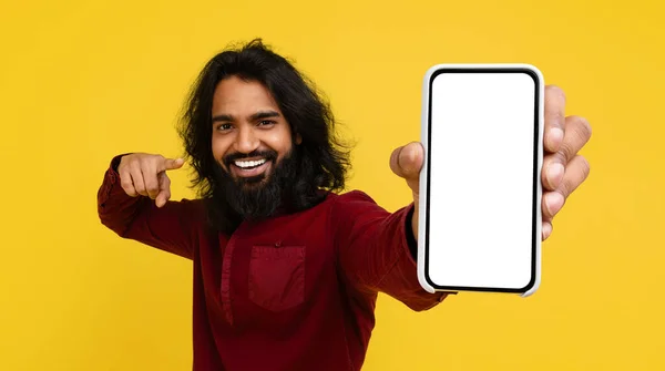 Veselý Mladý Indián Vousatý Muž Ukazuje Telefon Bílou Prázdnou Obrazovkou — Stock fotografie