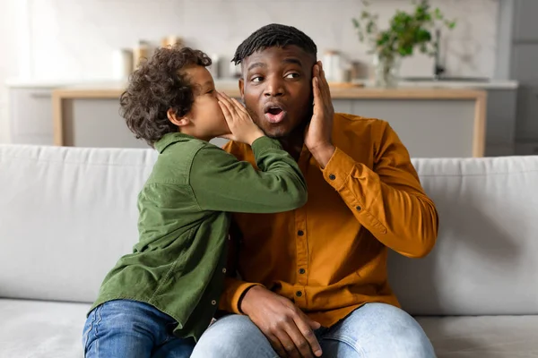 Divertito Sorpreso Padre Nero Ascolta Come Suo Figlio Sussurra Segreto — Foto Stock