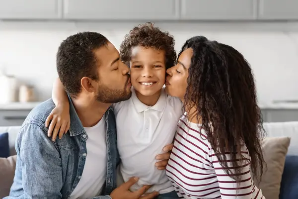 Mutlu Aile Portresi Siyahi Ebeveynlerin Küçük Oğullarını Öperken Sevimli Bir — Stok fotoğraf