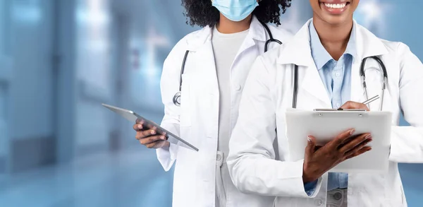 Zwei Gesundheitsexperten Krankenhausumfeld Einer Hält Ein Tablet Der Hand Der — Stockfoto