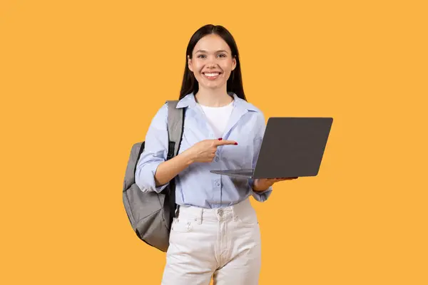 Usmívající Mladá Studentka Držící Otevřený Laptop Ukazující Obrazovku Batohem Přehozeným — Stock fotografie