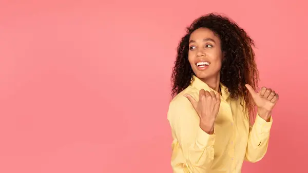 Young African American Woman Confidently Pointing Back Empty Space Inviting — Stock Photo, Image