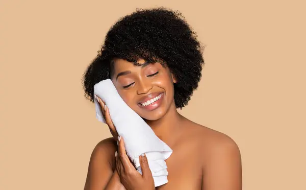 Joyeux Jeune Femme Noire Aux Cheveux Bouclés Volumineux Tient Serviette — Photo