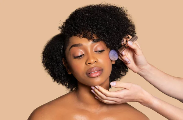 Makeup Artist Gently Applying Blush Relaxed Black Model Curly Hair — Stock Photo, Image