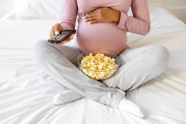 Oříznutý Záběr Těhotné Ženy Popcornem Dálkovým Ovladačem Rukou Relaxační Doma — Stock fotografie