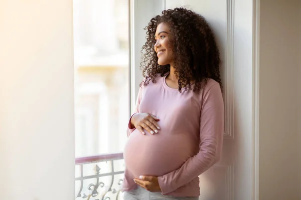 Ακτινοβολεί Μαύρη Έγκυος Γυναίκα Απαλά Αγκαλιάζει Την Κοιλιά Της Ενώ — Φωτογραφία Αρχείου
