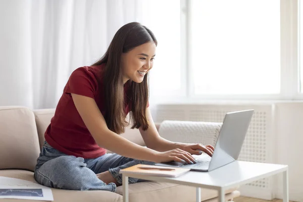 Focused Young Asian Woman Smiling While Typing Laptop Home Happy — Stock Photo, Image