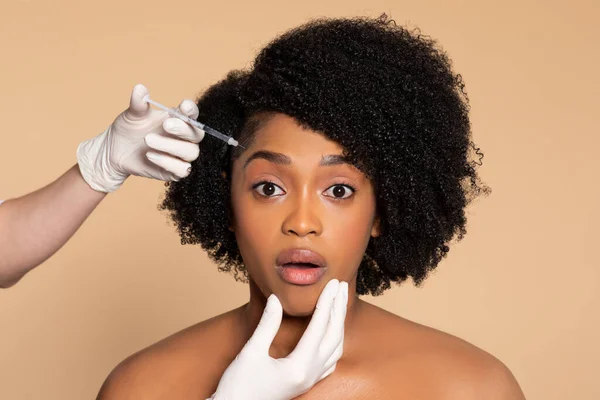 Black Woman Appears Surprised While Receiving Cosmetic Facial Injection Professional — Stock Photo, Image